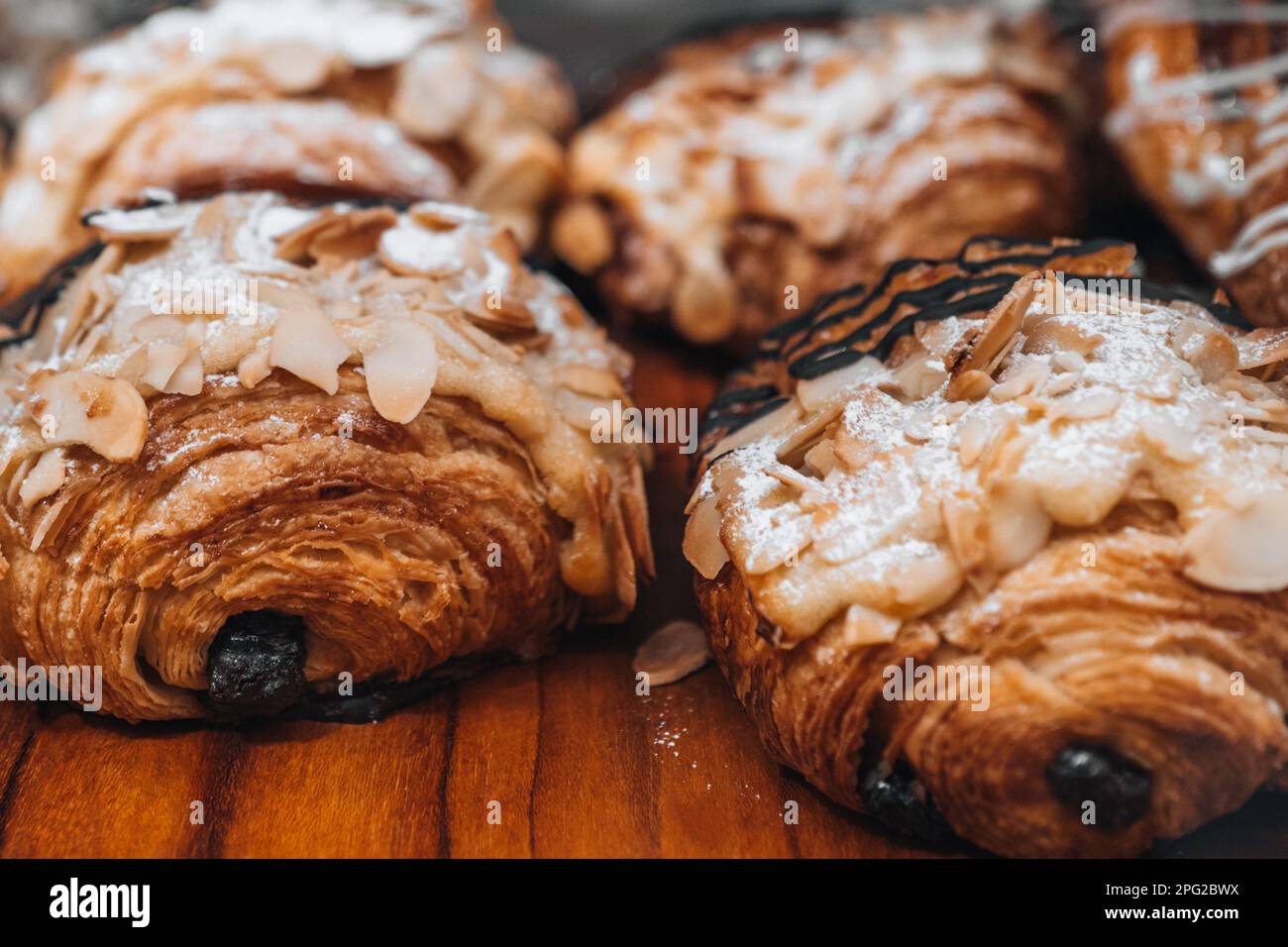 Süße knusprige, frische Croissants mit Mandeln Stockfoto