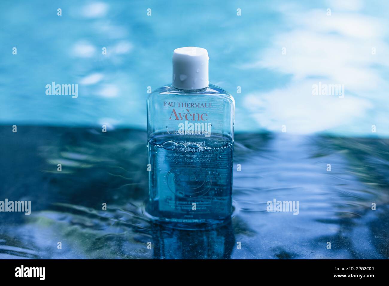 Avene Cleanance Gesichtswaschgel in blauem, klarem Wasser. Pflegekosmetik Stockfoto