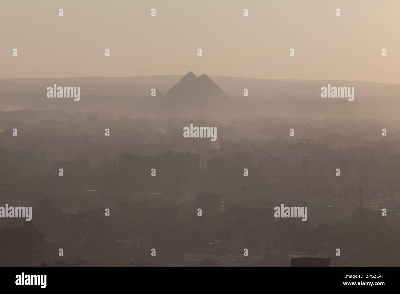 Ägypten, Kairo, die Pyramiden und Kairo Stadtbild wie vom Kairo Tower gesehen. Stockfoto