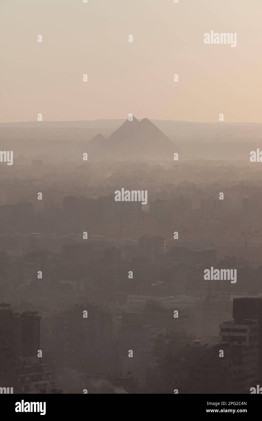 Ägypten, Kairo, die Pyramiden und Kairo Stadtbild wie vom Kairo Tower gesehen. Stockfoto