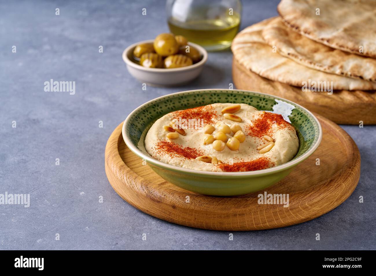 Traditioneller nahöstlicher Dip Hummus mit Olivenöl. Nahaufnahme Stockfoto