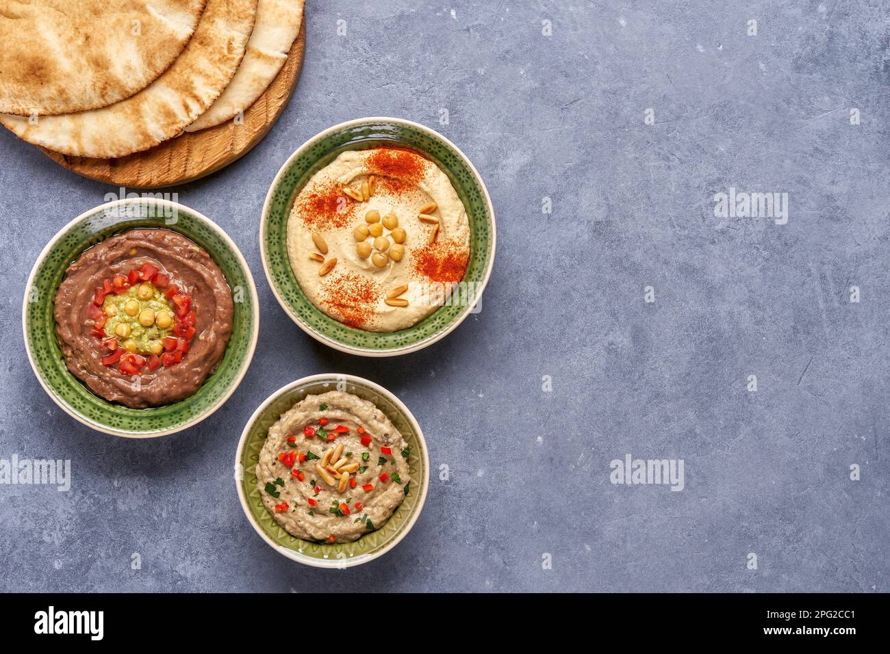 Nahöstliches, traditionelles arabisches Frühstück mit Hummus, Foul und baba ganoush. Draufsicht mit Kopierbereich Stockfoto