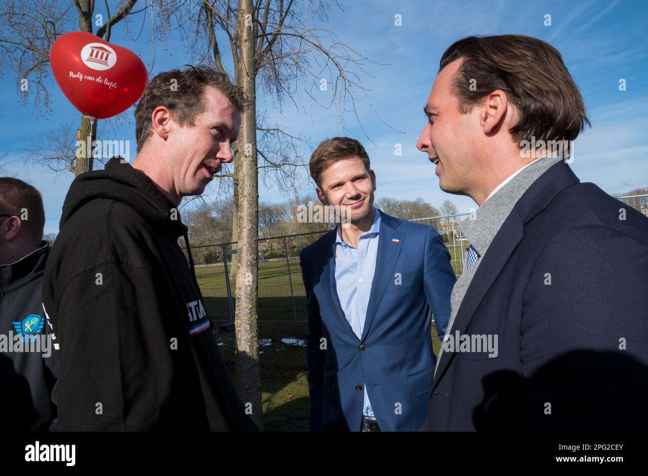 Den Haag, Niederlande.11. März 2023 Tausende von Bauern und anderen Demonstranten kamen nach Den Haag, um gegen die Pläne der Regierung zu protestieren, Kürzungen vorzunehmen Stickstoffemissionen. Aufgrund dieser Maßnahmen werden viele landwirtschaftliche Betriebe aus dem Verkehr gezogen. Nur 2 symbolische Traktoren waren es Erlaubt zum Protest. Thierry Baudet am Apparat Stockfoto