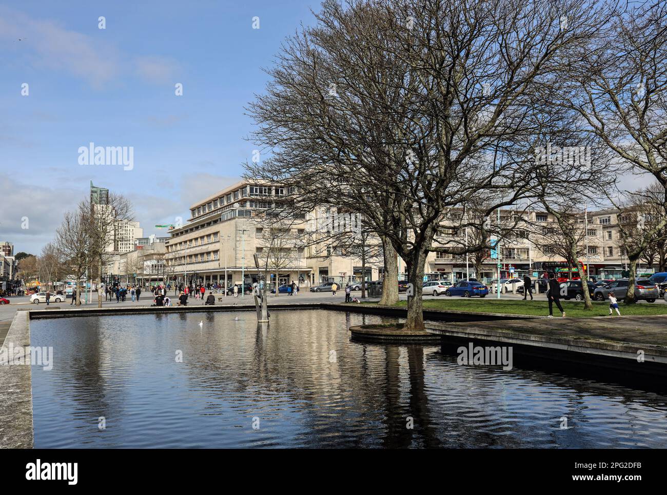 Der Pool am Guildhall Square in Plymouth mit einem geschäftigen Armada Way an einem sonnigen letzten Wintertag am 2023. März Stockfoto