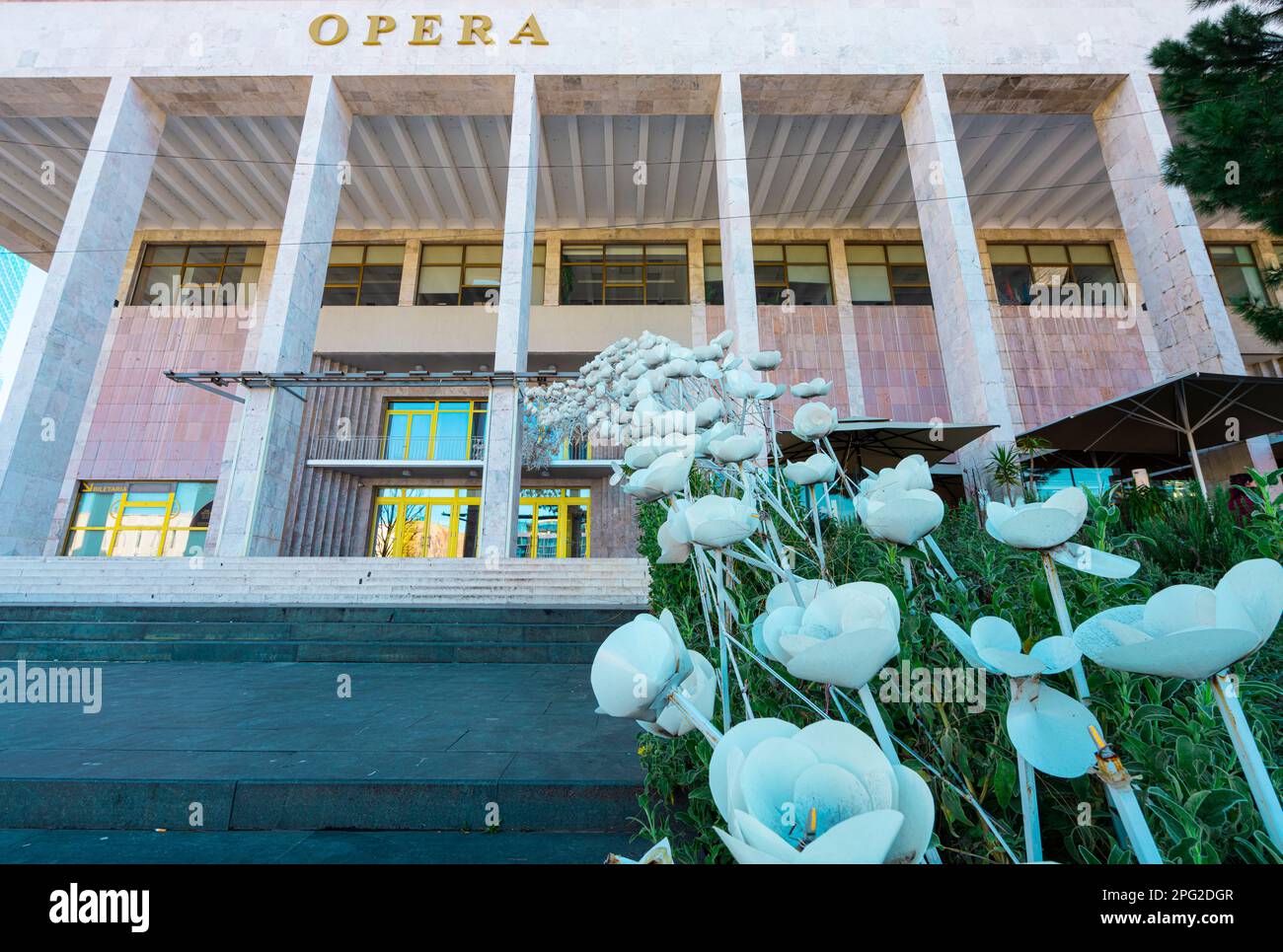Tirana, Albanien. März 2023. Außenansicht des Nationaltheaters für Oper und Ballett in Tirana auf dem Skenderbej-Platz im Stadtzentrum Stockfoto