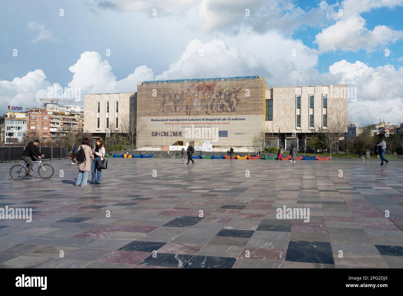 Tirana, Albanien. März 2023. Außenansicht des Nationalmuseums für Geschichte am Skenderbej-Platz im Stadtzentrum Stockfoto