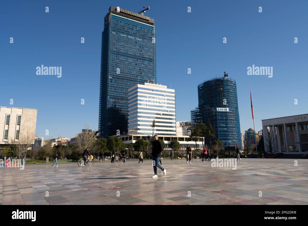 Tirana, Albanien. März 2023. Blick auf Wolkenkratzer im Bau vom Skenderbej-Platz im Stadtzentrum Stockfoto