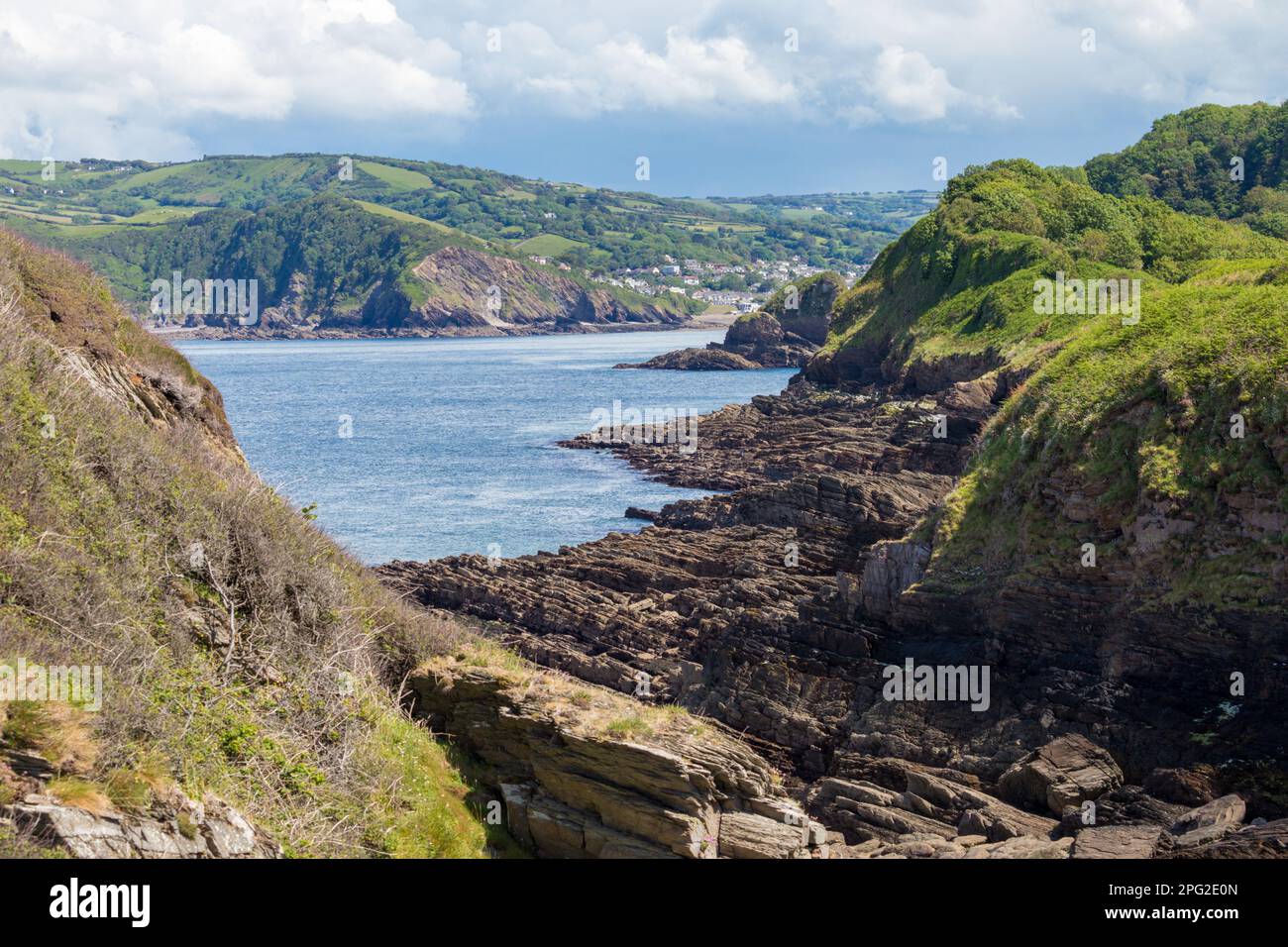 Fernblick auf Combe Martin mit zerklüfteter Küste im Vordergrund, Ilfracombe, North Devon, Großbritannien Stockfoto