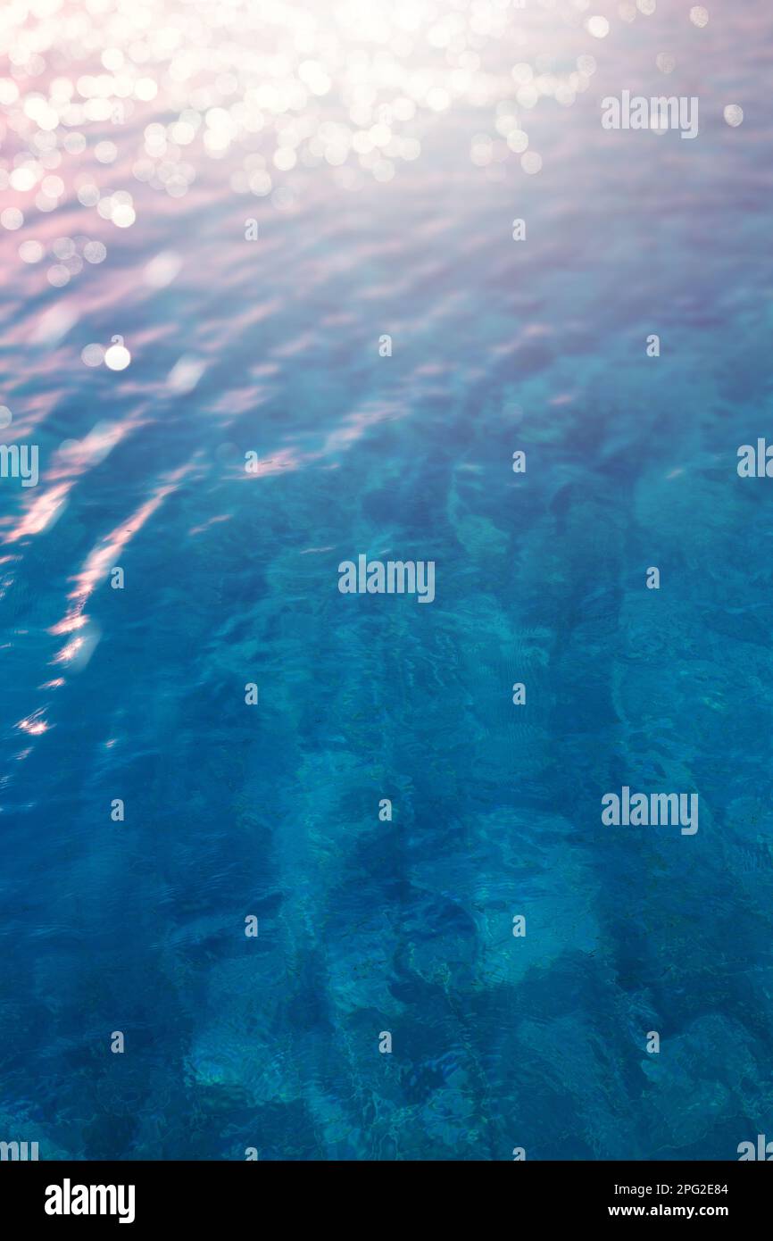Klare, transparente blaue Wassertextur; wunderschöner Sommer tropischer Urlaub suny Sandstrand Hintergrund Stockfoto