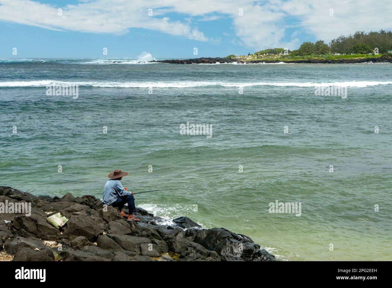Angeln bei Beach Rocks, Gris-Gris, Mauritius Stockfoto