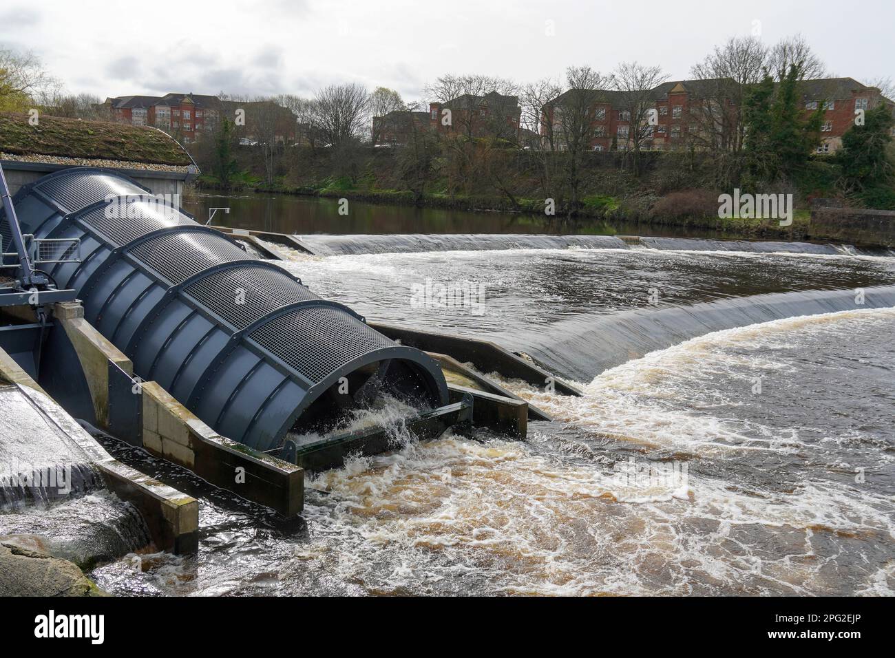 Wasserkraftwerk, bei dem die Wasserkraft eines bestehenden Wasserdamms zur Erzeugung von Strom genutzt wird, der in das nationale Netz eingespeist wird; Erbaut am Fluss Ayr, Ayrshire, Stockfoto