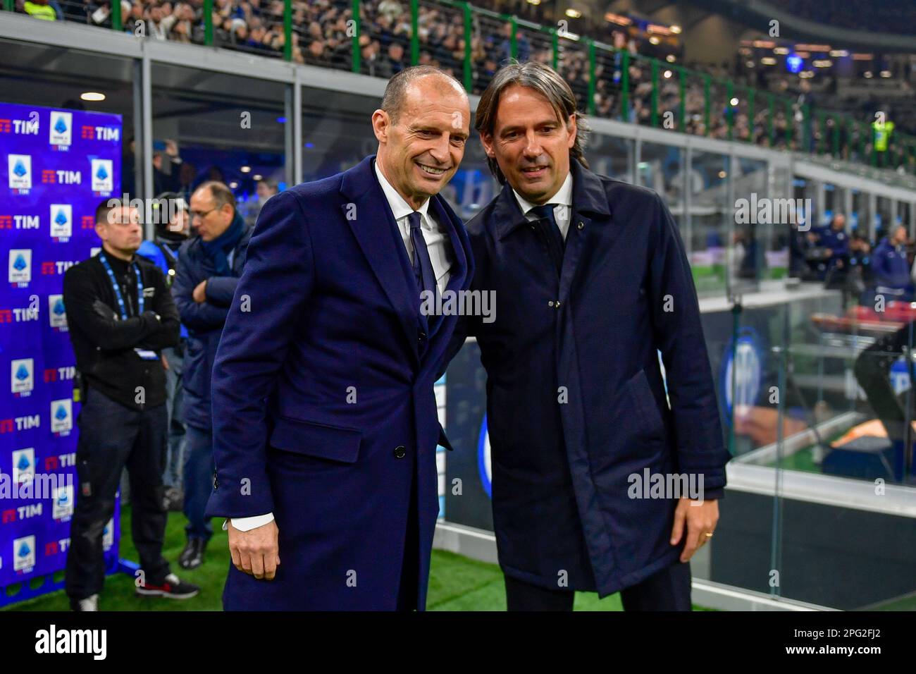 Mailand, Italien. 19. März 2023. Cheftrainer Massimiliano Allegri (M) von Juventus gesehen mit Cheftrainer Simone Inzaghi (R) von Inter vor dem Spiel der Serie A zwischen Inter und Juventus in Giuseppe Meazza in Mailand. (Foto: Gonzales Photo/Alamy Live News Stockfoto
