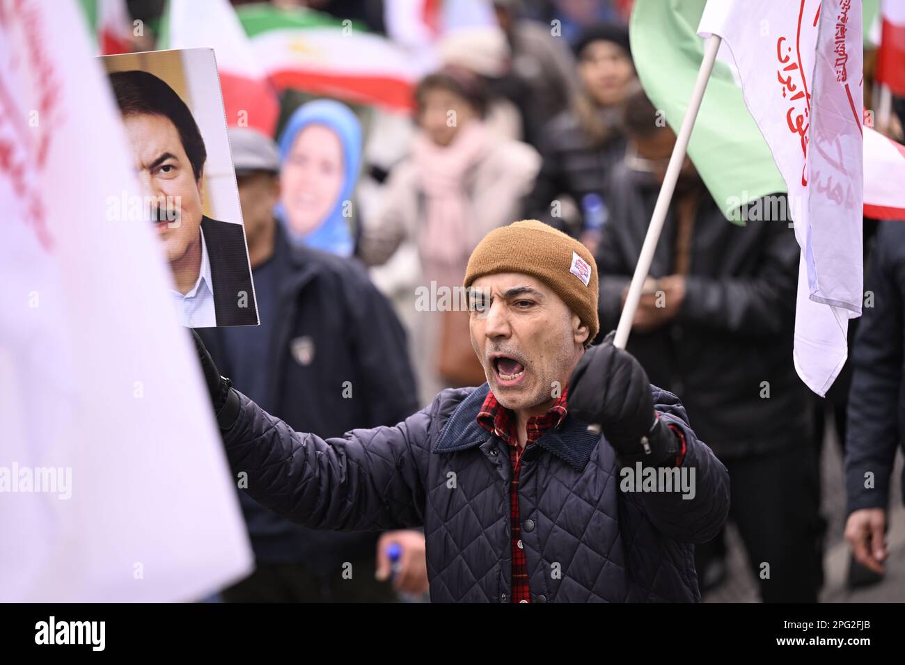 Demonstranten wurden während eines Protests zur Unterstützung der iranischen Widerstandsbewegung am Montag, den 20. März 2023 in Brüssel abgebildet. BELGA FOTO LAURIE DIEFFEMBACQ Stockfoto