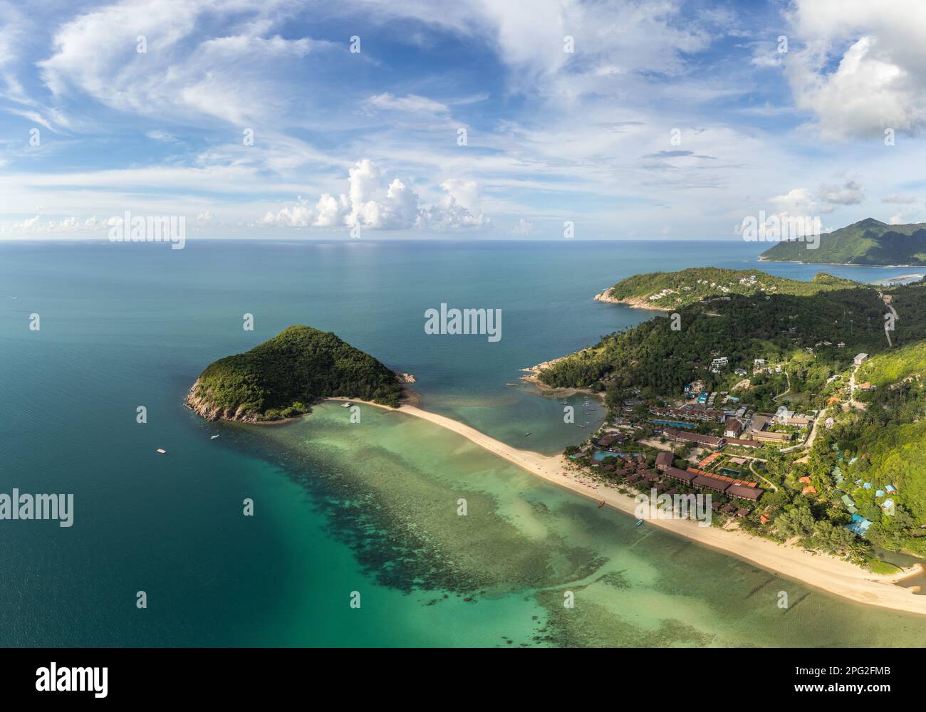 Ko Phangan, Thailand: Der Strand von Mae Haad auf der Insel Ko Pha Ngan im Golf von Thailand in Südostasien aus der Vogelperspektive Stockfoto