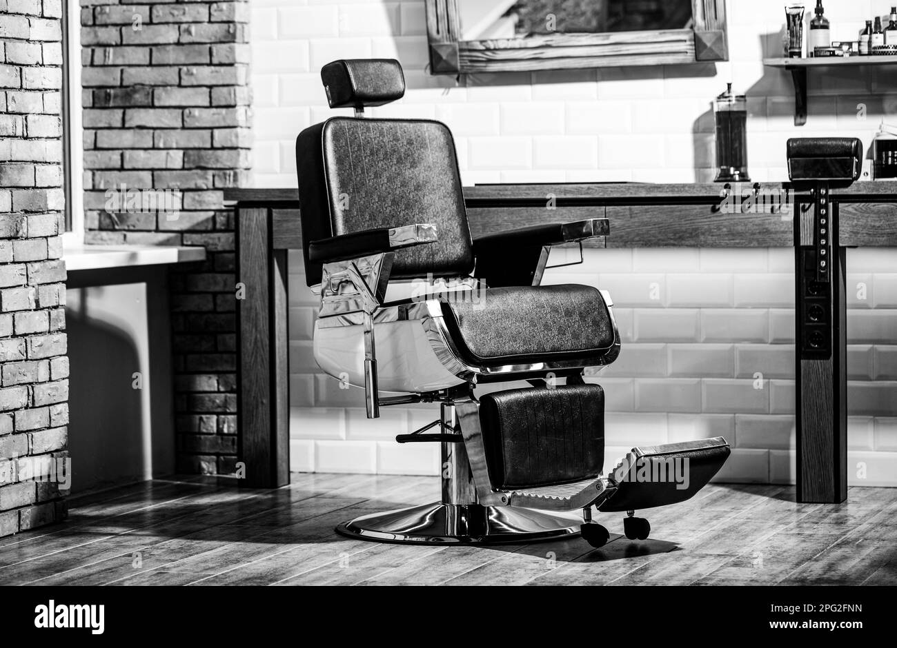 Barbershop Sessel, moderner Friseur und Friseursalon, Barbershop für Männer. Stilvoller Vintage-Friseurstuhl. Schwarz und Weiß Stockfoto