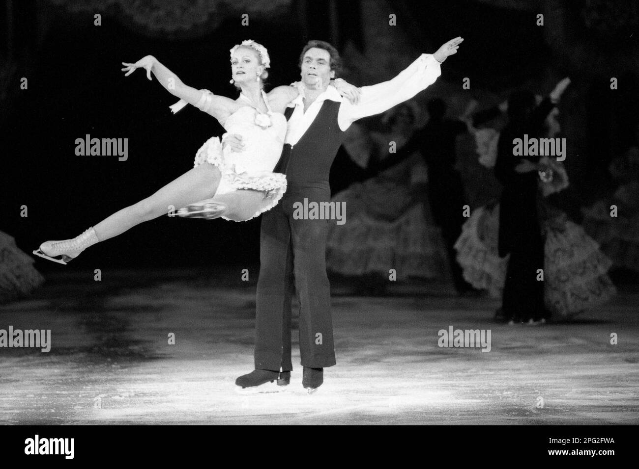 Dortmund, Deutschland. 09. November 2021. ARCHIVFOTO: Marika Kilius wird am 24. März 2023 80, Marika KILIUS, Eiskunstläuferin und Hans-Juergen BAEUMLER, Hans-J???rgen B????umler, Eiskunstläufer, Action, während des Show-URLAUBS AUF EIS in Dortmund, 30. November 1979, ???? Kredit: dpa/Alamy Live News Stockfoto