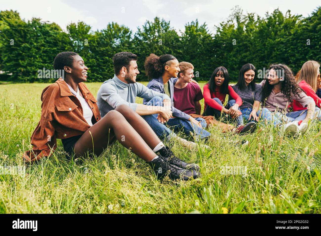 Multirassische junge Freunde, die Spaß im Freien haben - Weiche Fokussierung auf afrikanisches Mädchengesicht Stockfoto