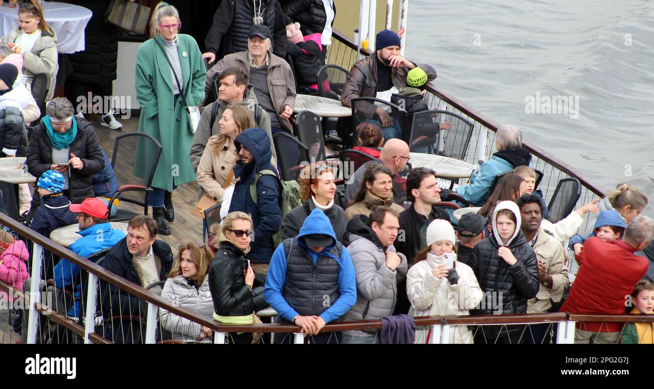 Historisches Dampfschiff (Paddeldampfer) Labe mit Touristen auf der Moldau während des Moldau-Tages in Prag, Tschechische Republik, 19. März 2023. (CTK-Foto/Mi Stockfoto