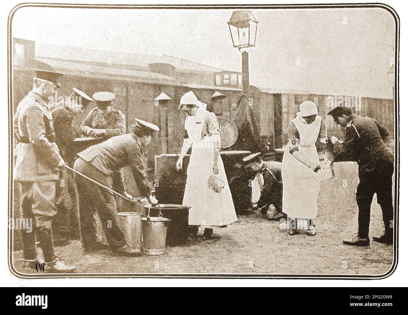 Britische Soldaten, die Wasser für die Krankenschwestern des Roten Kreuzes hinter der Westfront transportieren Stockfoto