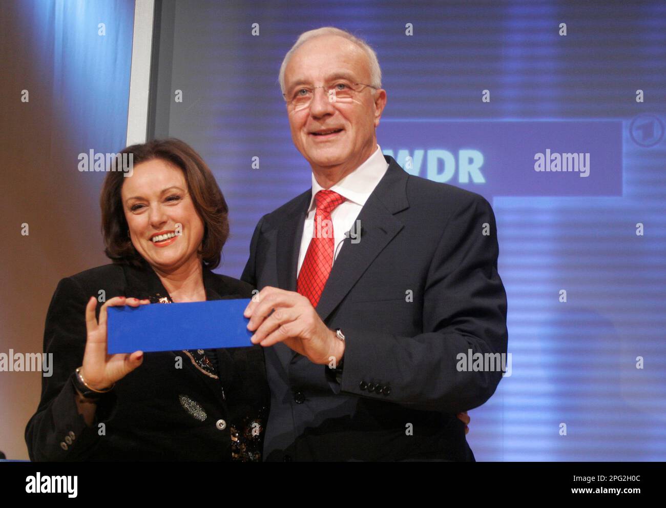 ARCHIVFOTO: Fritz PLEITGEN wäre 85 geworden am 21. März 2023 übergab der ausscheidende Regisseur Fritz PLEITGEN den Stab an seine Nachfolgerin Monika PIEL, ein blaues Rechteck symbolisiert die fehlende Ecke im WDR-Logo, Zeremonie zur Übergabe der WDR-Regisseurin Westdeutscher Rundfunk von Fritz Pleitgen an Monika Piel in Köln, 26. März 2007. ? Stockfoto