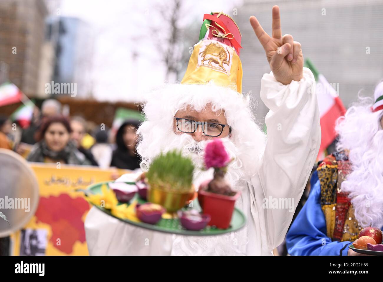 Demonstranten wurden während eines Protests zur Unterstützung der iranischen Widerstandsbewegung am Montag, den 20. März 2023 in Brüssel abgebildet. BELGA FOTO LAURIE DIEFFEMBACQ Stockfoto