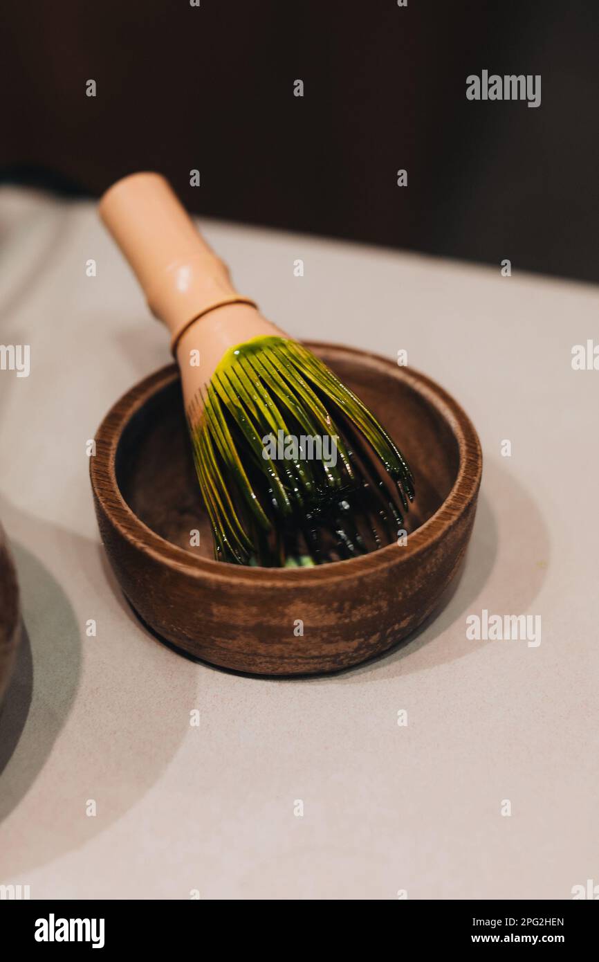 Chasen oder Bamboo Schneebesen ein Werkzeug zum Mischen von grünem Matcha-Teepulver. Stockfoto