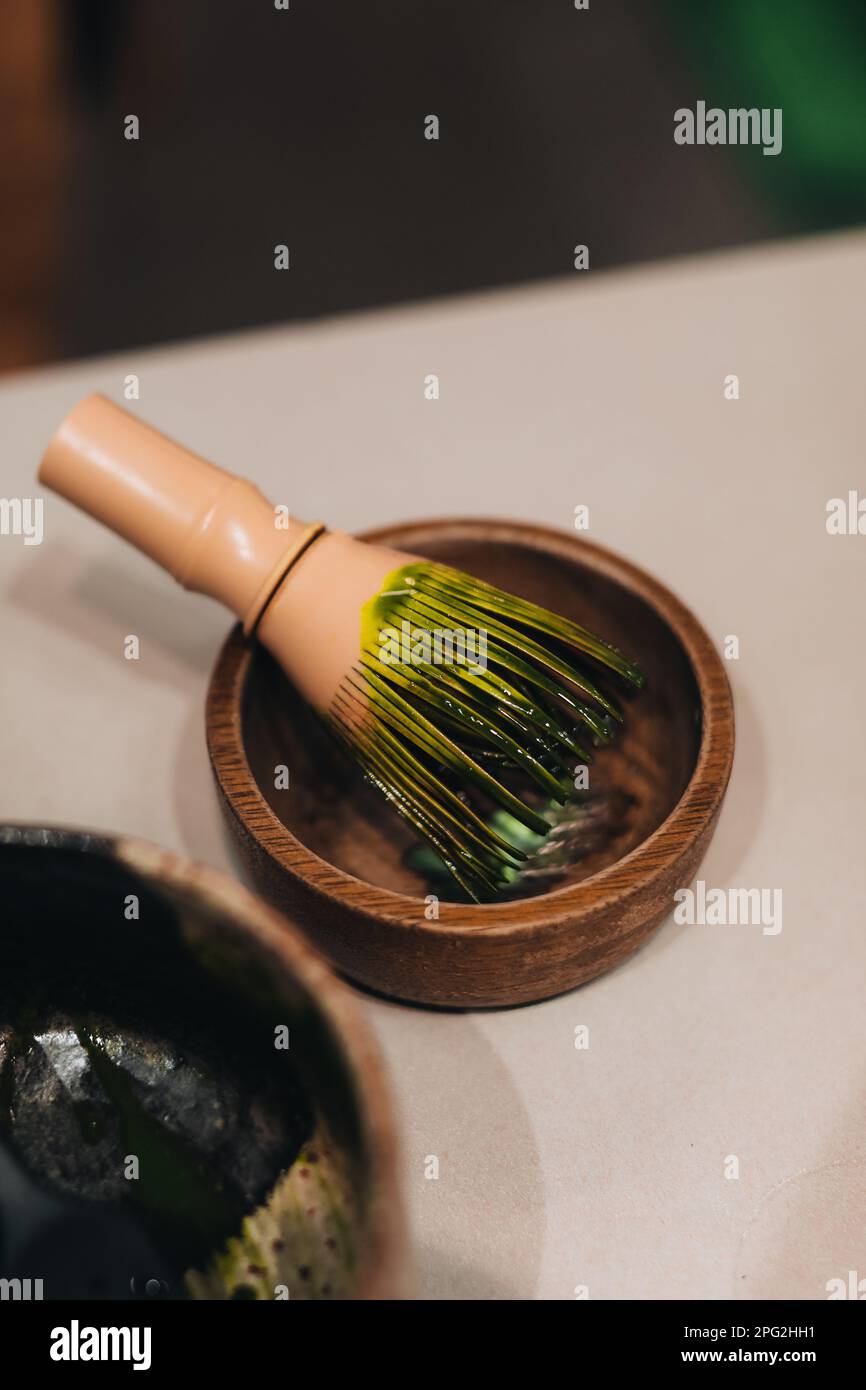 Chasen oder Bamboo Schneebesen ein Werkzeug zum Mischen von grünem Matcha-Teepulver. Stockfoto