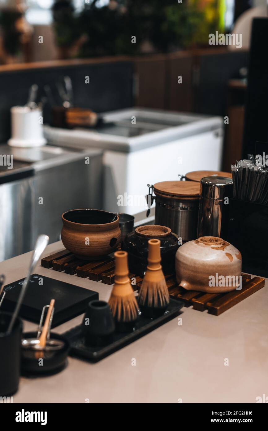 Stillleben mit traditionellem japanischem Bio-Zubehör auf dem Tisch. Stockfoto