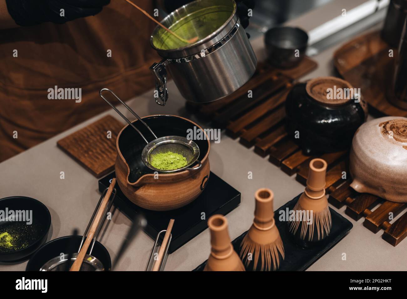 Zubereitung von japanischem grünem Matcha-Tee. Traditionelle Utensilien aus natürlichen organischen Materialien Stockfoto