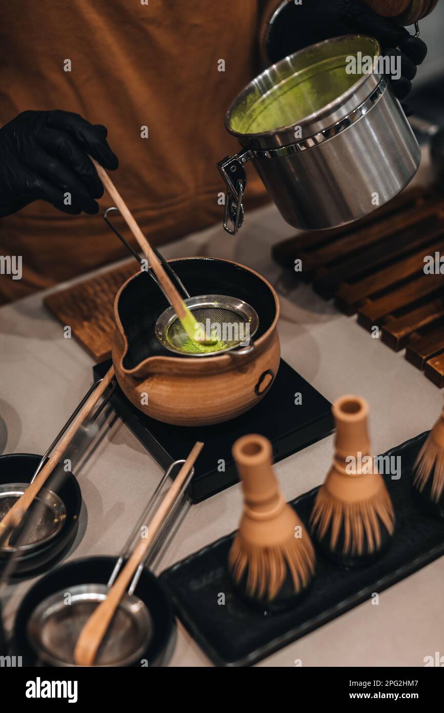 Zubereitung von grünem Matcha-Tee. Stillleben mit traditionellem japanischem Bio-Zubehör. Stockfoto