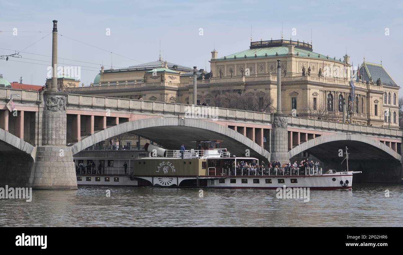 Historisches Dampfschiff (Paddeldampfer) Labe mit Touristen auf der Moldau während des Moldau-Tages in Prag, Tschechische Republik, 19. März 2023. (CTK Photo/Sa Stockfoto
