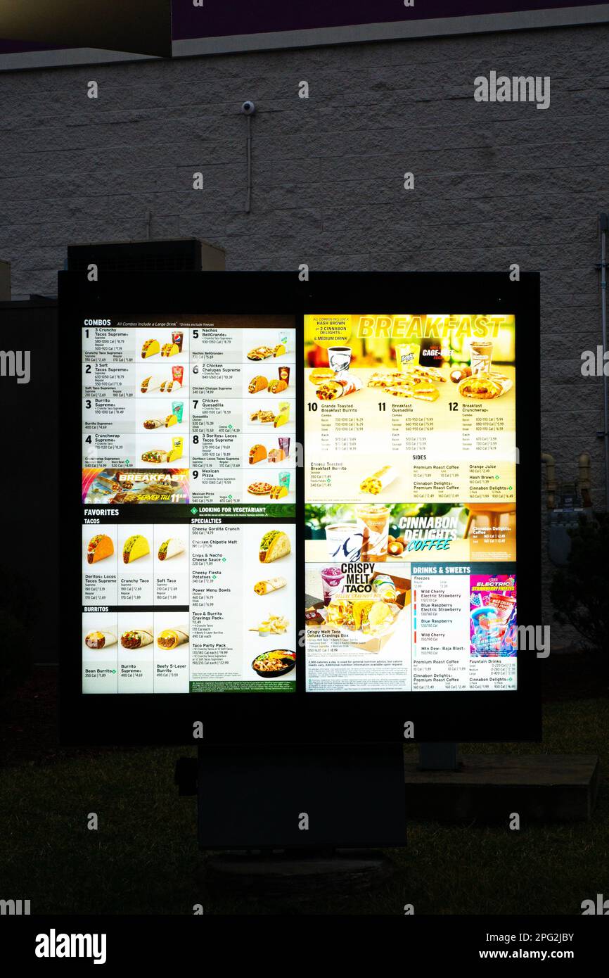 Das Drive-Through-Menü im Taco Bell, einem Fast-Food-Restaurant am Northern Boulevard in Flushing, Queens, New York City Stockfoto