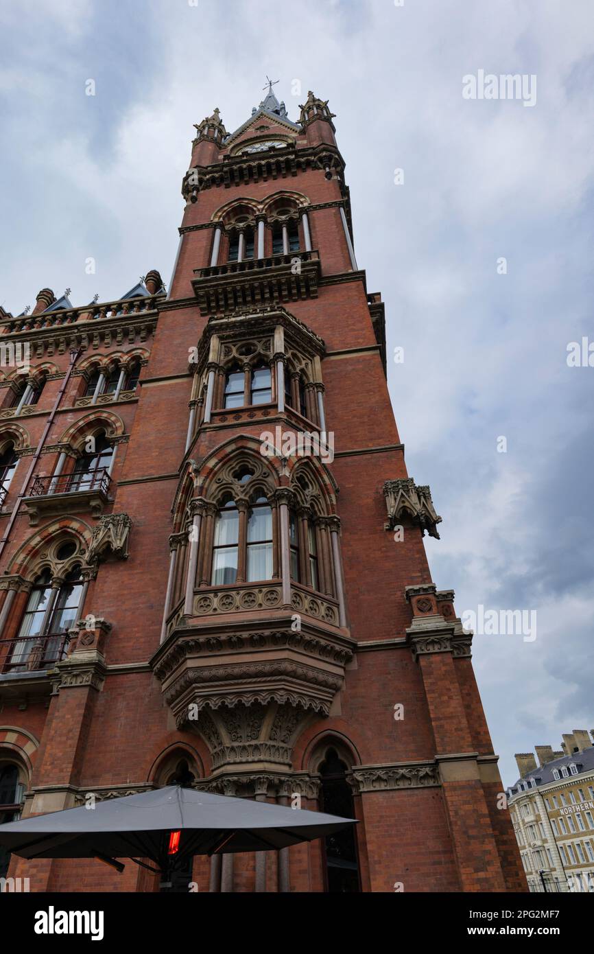 London - 05 07 2022: Fassade der St Pancras International Station Clock auf der Euston Rd Stockfoto