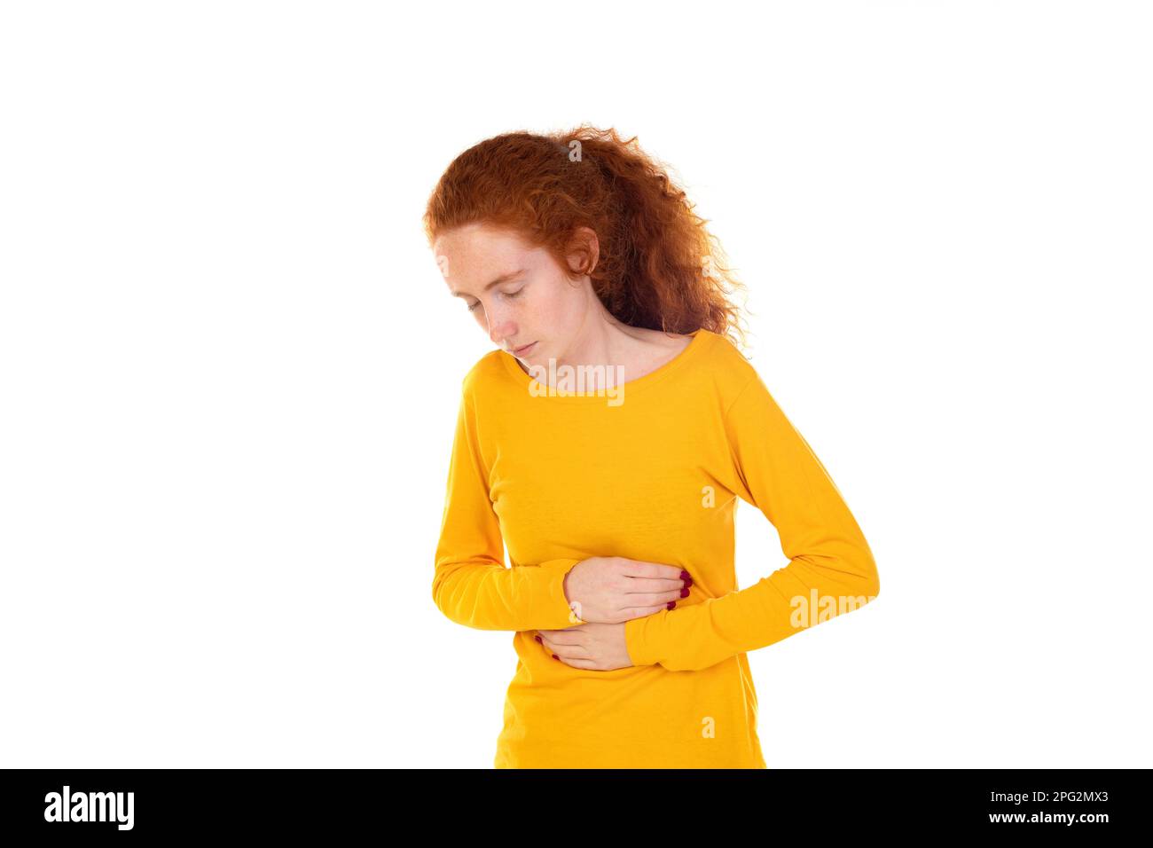 Frau trägt Casual T-Shirt auf dem Hintergrund leiden Bauchschmerzen mit schmerzhafter Grimasse, Gefühl plötzlichen Periode Krämpfe, Gynäkologie Konzept isoliert auf w Stockfoto