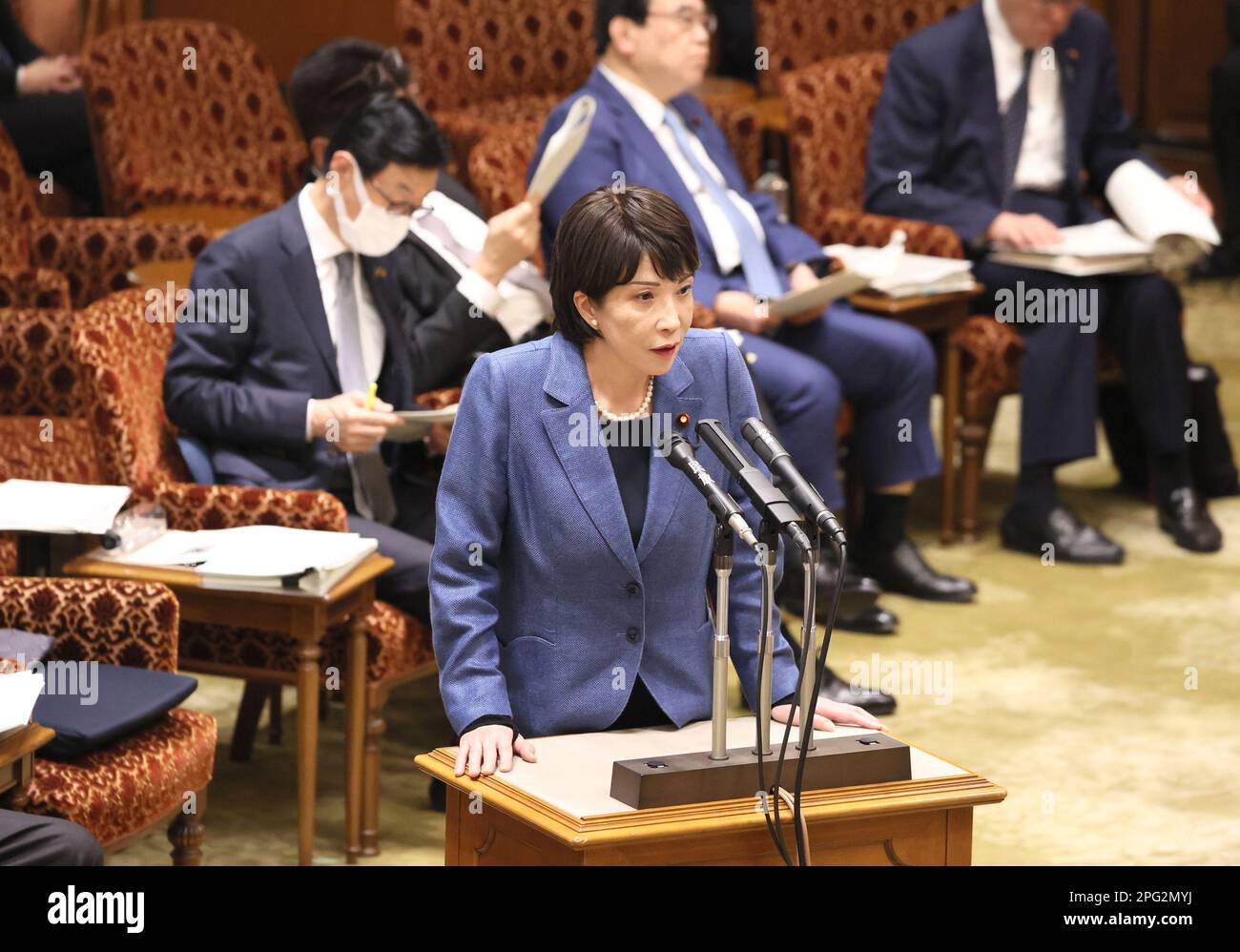 20. März 2023, Tokio, Japan - der japanische Wirtschaftssicherheitsminister Sanae Takaichi beantwortet eine Frage auf der Sitzung des Haushaltsausschusses des Oberhauses beim National Diet am Montag, den 20. März 2023 in Tokio. (Foto: Yoshio Tsunoda/AFLO) Stockfoto