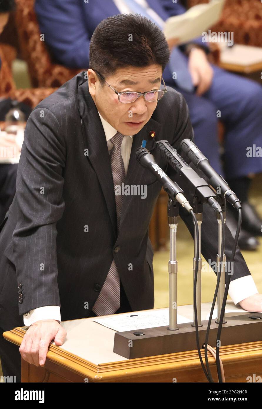 20. März 2023, Tokio, Japan - der japanische Gesundheitsminister Katsunobu Kato beantwortet am Montag, den 20. März 2023, eine Frage in der Sitzung des Haushaltsausschusses des Oberhauses beim National Diet in Tokio. (Foto: Yoshio Tsunoda/AFLO) Stockfoto