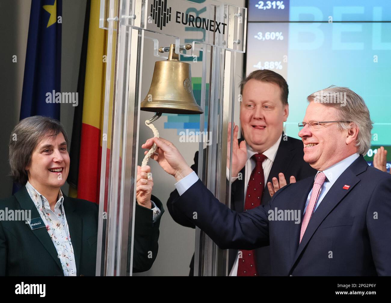Melexis-Vorsitzende Francoise Chombar und Barco-Vorsitzender Frank Donck läuten die Glocke während der Glockenzeremonie der Brüsseler Euronext-Börse in Brüssel und heißen Melexis und Barco am Montag, den 20. März 2023, im Bel20-Index willkommen. BELGA FOTO BENOIT DOPPPAGNE Stockfoto