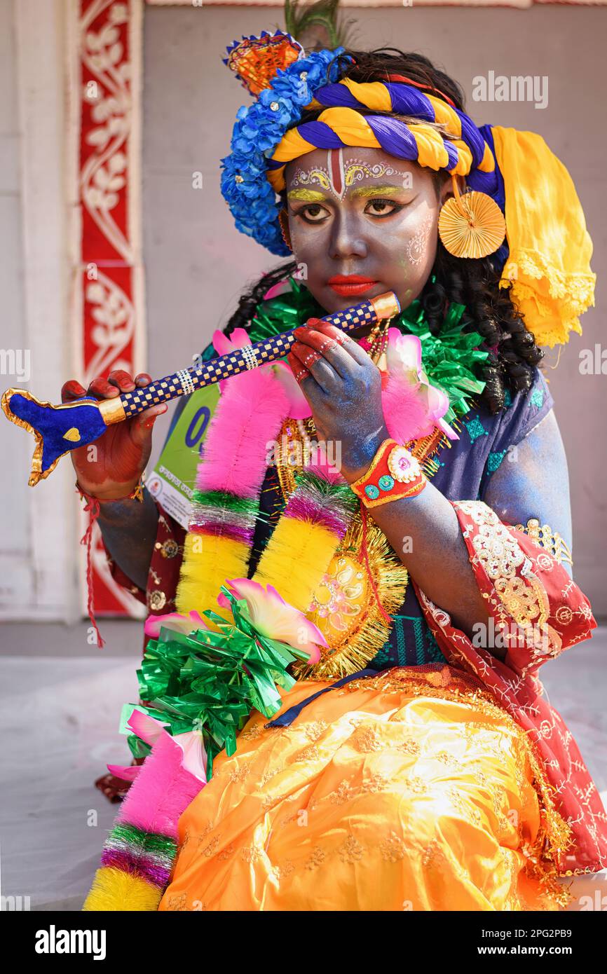 Junge Künstler verkleiden sich als Lord Krishna und spielen mit Farben auf dem Festival der Farben namens Holi, einem beliebten hinduistischen Festival, das in gefeiert wird Stockfoto