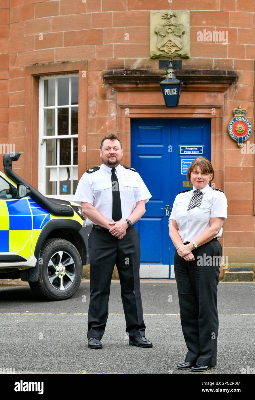 Cumbria Polizeichef Oberst Constable Jonathan Blackwell und Polizeichef Michelle Skeer vor dem Polizeihauptquartier, Carleton Hall, Penrith. Stockfoto