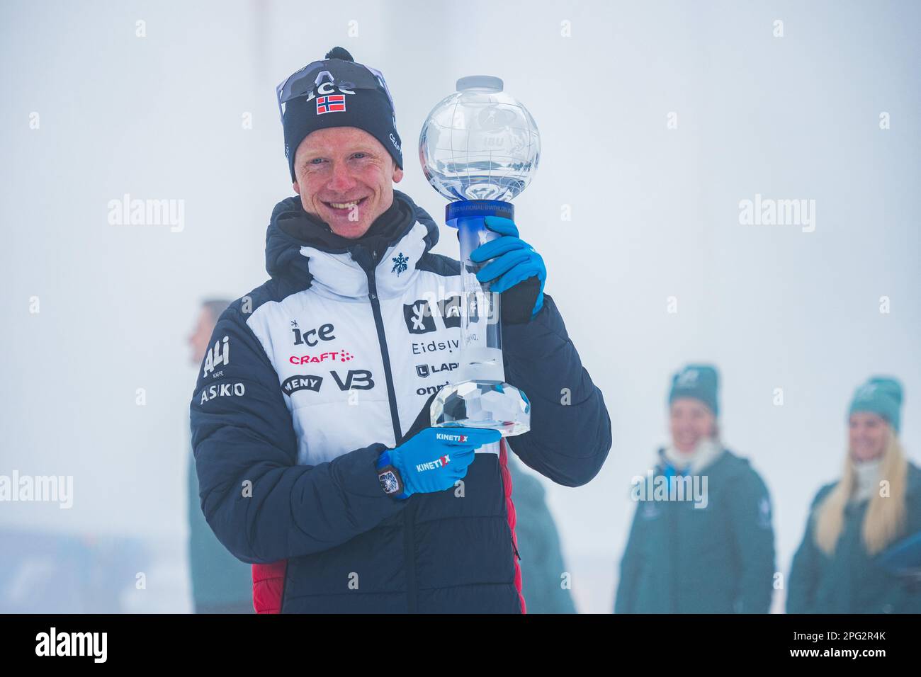 Norwegischer Sportler Johannes Thingnes Boe erhält eine große Kristallkugel für den Sieg bei der Weltmeisterschaft im Biathlon. (Foto: Igor Stan?ík / SOPA Images/Sipa USA) Stockfoto