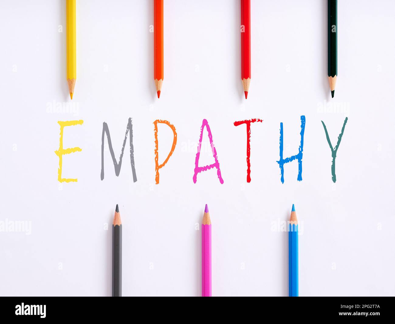 Das Wort Empathie und bunte Buntstifte auf weißem Hintergrund. Emotionales Verständnis, Sympathie und Mitgefühl. Persönliche soziale Beziehung. Stockfoto
