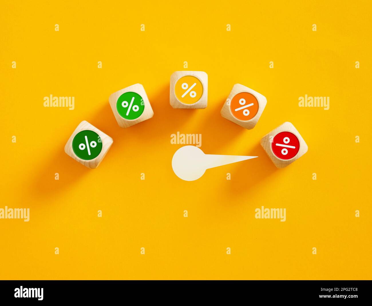 Tachometer mit Pfeil, der den höchsten Prozentwert des Ertrags anzeigt. Steigende Zinssätze. Hohe Leistungseffizienz oder maximaler Verkaufsrabatt. Stockfoto