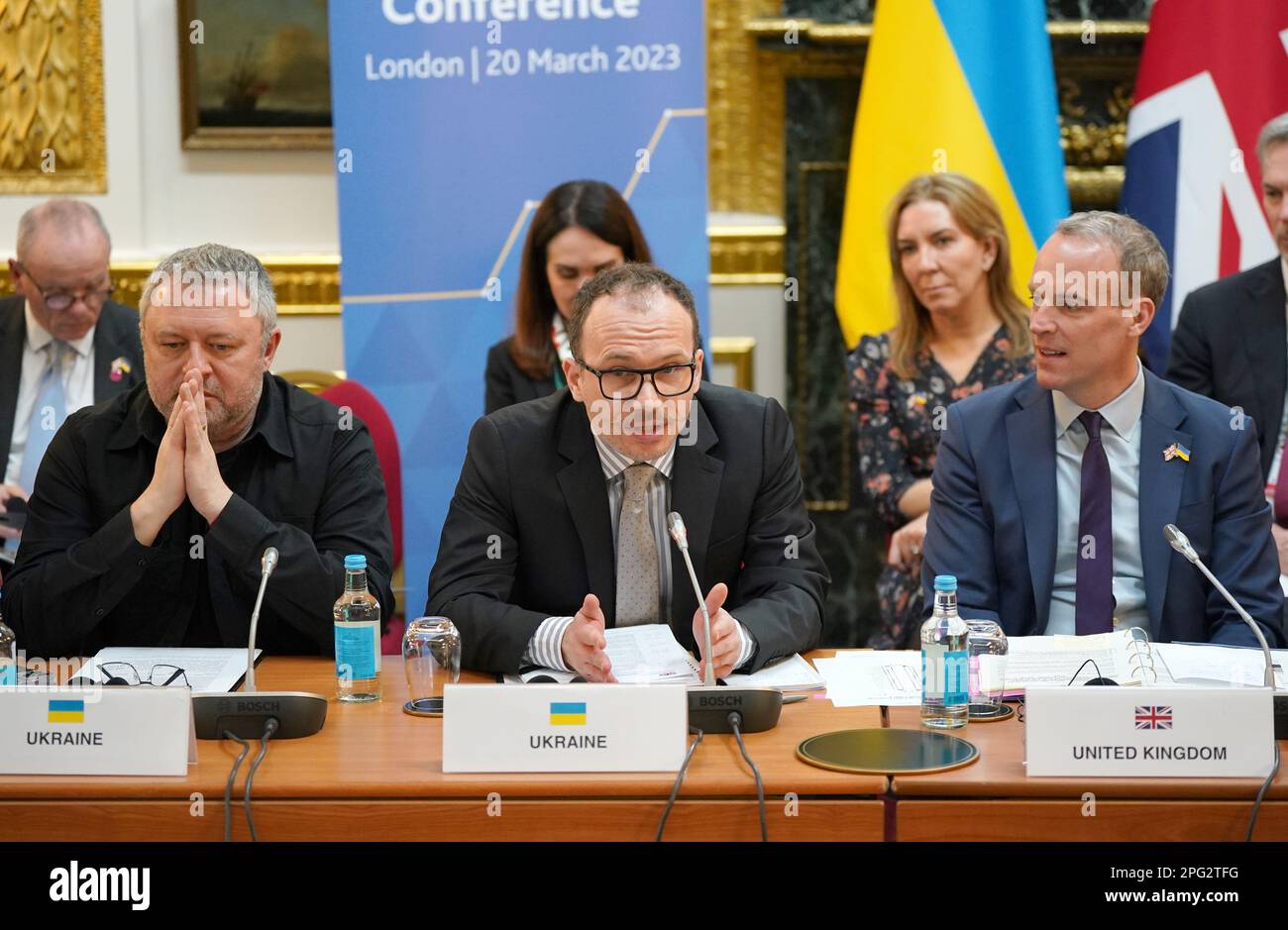 Justizminister Dominic Raab mit seinem ukrainischen Amtskollegen Denys Maliuska (Zentrum) und dem ukrainischen Generalstaatsanwalt Andriy Kostin (Links) während der Konferenz der Justizminister im Londoner Lancaster House zur Unterstützung des Internationalen Strafgerichtshofs (IStGH) und zur Untersuchung der Lage in der Ukraine. Foto: Montag, 20. März 2023. Stockfoto