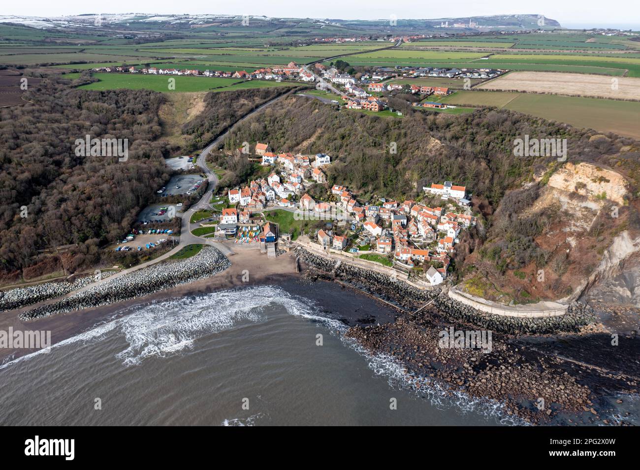 Das hübsche Fischerdorf Runswick Bay an der Nordseeküste von North Yorkshire aus der Vogelperspektive aus der Vogelperspektive Stockfoto