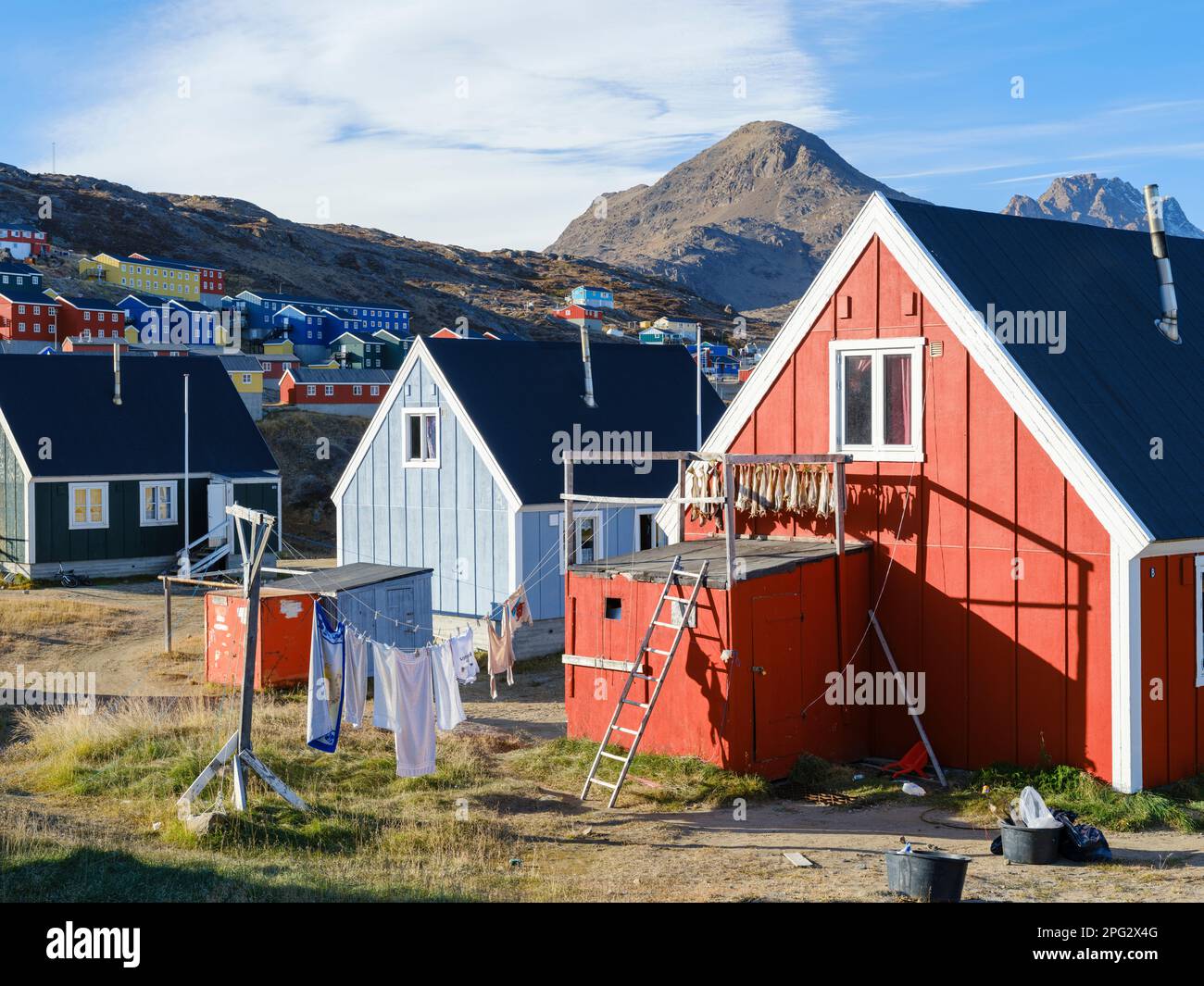 Stadt Tasiilaq (früher Ammassalik genannt), die größte Stadt in Ostgrönland. Amerika, Grönland, Tasiilaq, dänisches Territorium Stockfoto