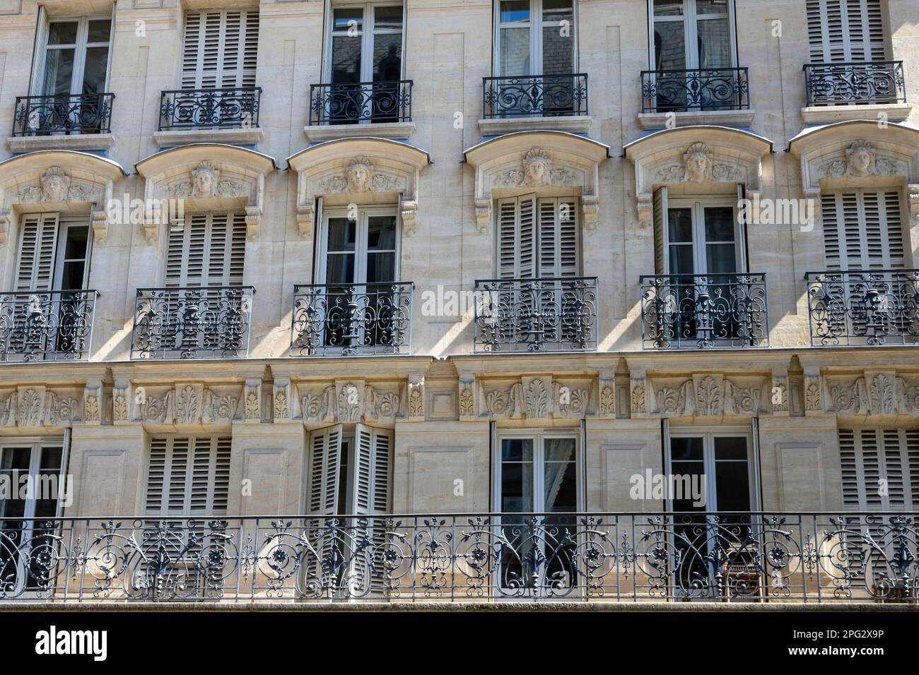 Wohnblock im Haussmann-Stil in Paris Stockfoto