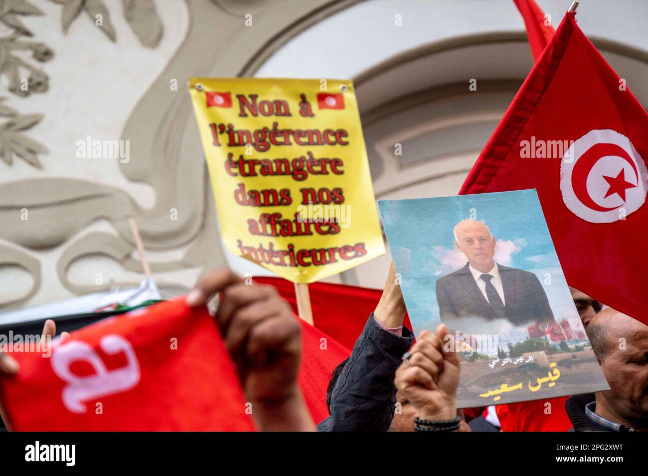 Tunis, Tunesien. 20. März 2023. Hunderte von Anhängern von Präsident Kais Saied treffen sich am Unabhängigkeitstag am 20. März 2023 in Tunis, Tunesien. Der Führer von Harak, der Organisatorin der Kundgebung, am 25. Juli, Fathy Hakimi, sagte, dass diese Kundgebung eine neue Unterstützung für die Entscheidungen des Präsidenten und gegen den Antrag der Europäischen Union sei, den er als Einmischung in die inneren Angelegenheiten des Landes betrachtet. Kredit: Abaca Press/Alamy Live News Stockfoto