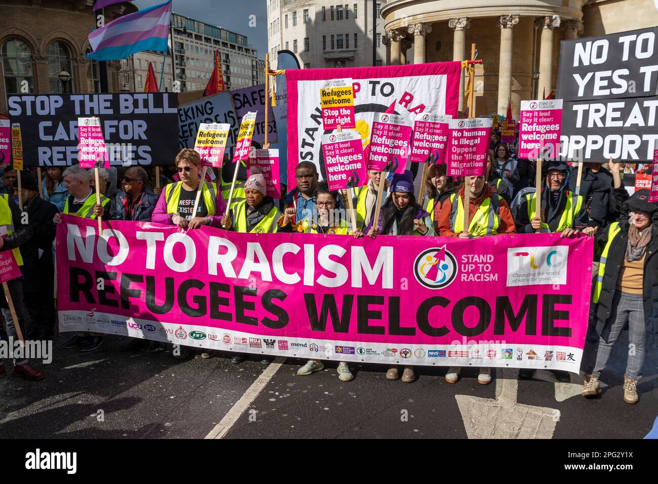 Protest findet am UN-Tag gegen Rassismus in London statt. Stellen Sie sich im Portland Place dem Rassismus-Banner und den Demonstranten Stockfoto