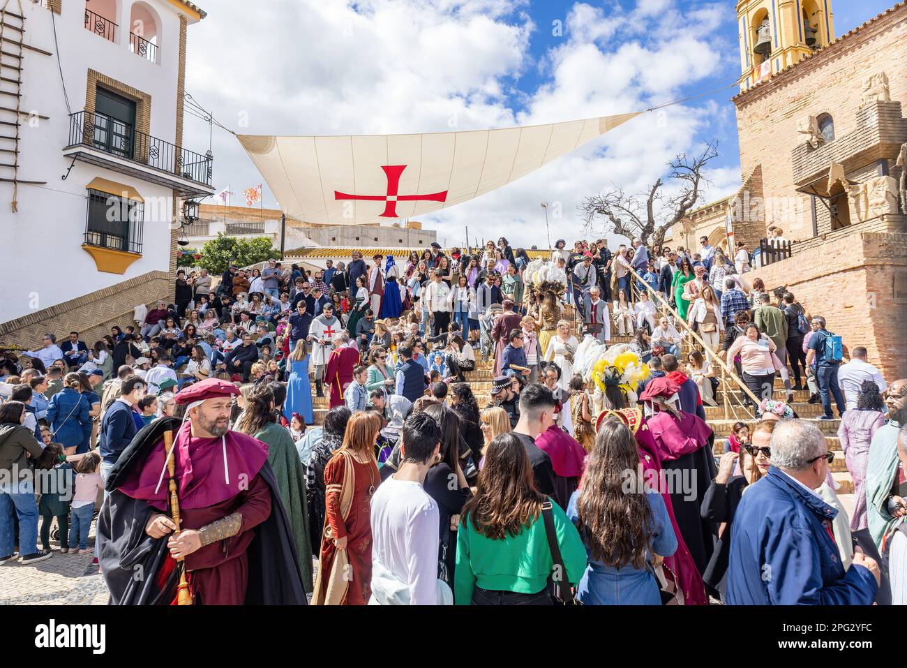 Huelva, Spanien - 18. März 2023: Besucher der mittelalterlichen Entdeckungsmesse in Palos de la Frontera, Provinz Huelva, Andalusien, Spanien Stockfoto