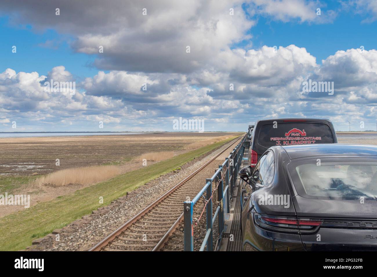 Mit dem Auto über den Hindenburgdamm nach Sylt. Schleswig-Holstein, Deutschland Stockfoto